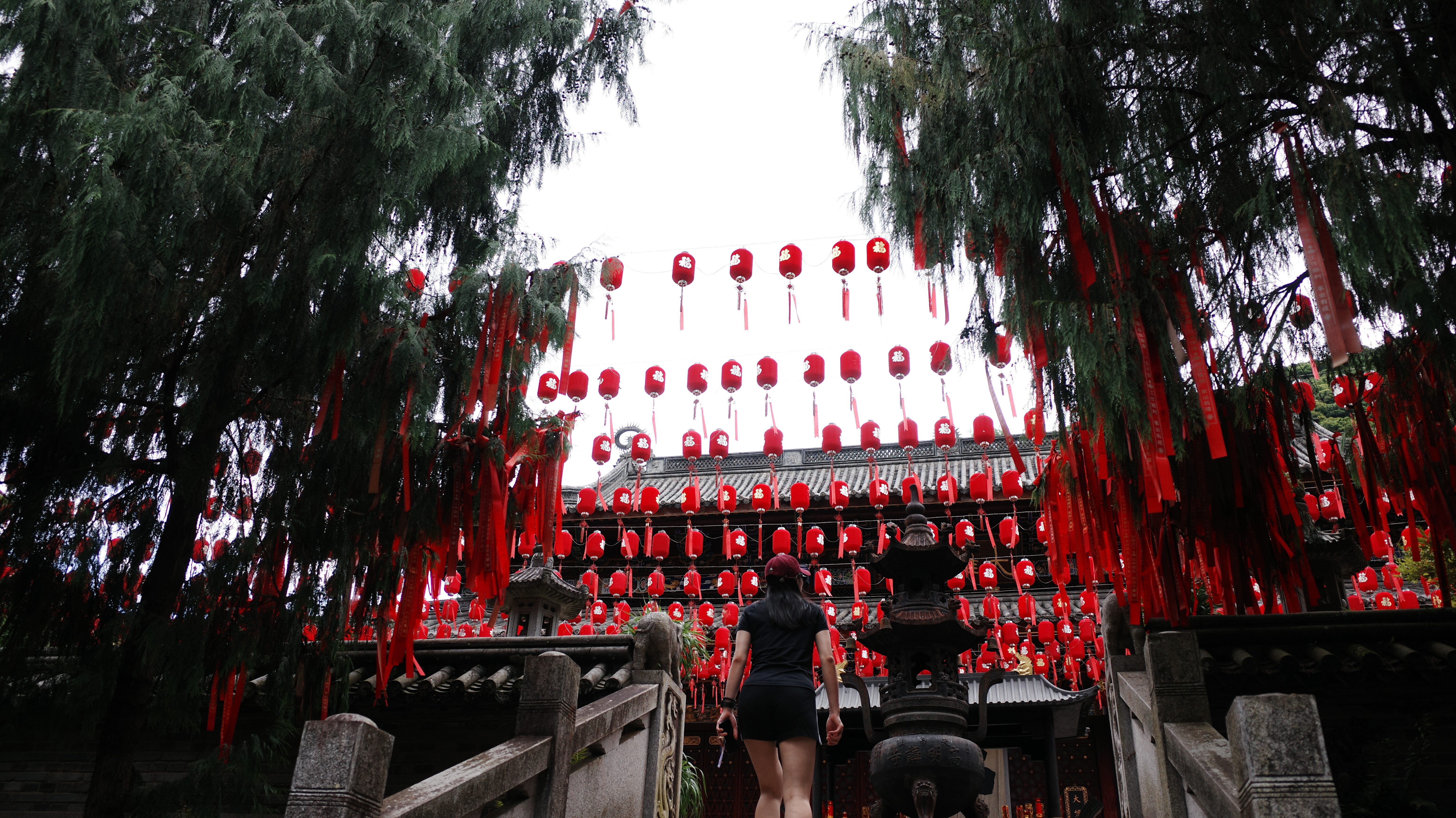很多寺院里都有祈福红灯笼