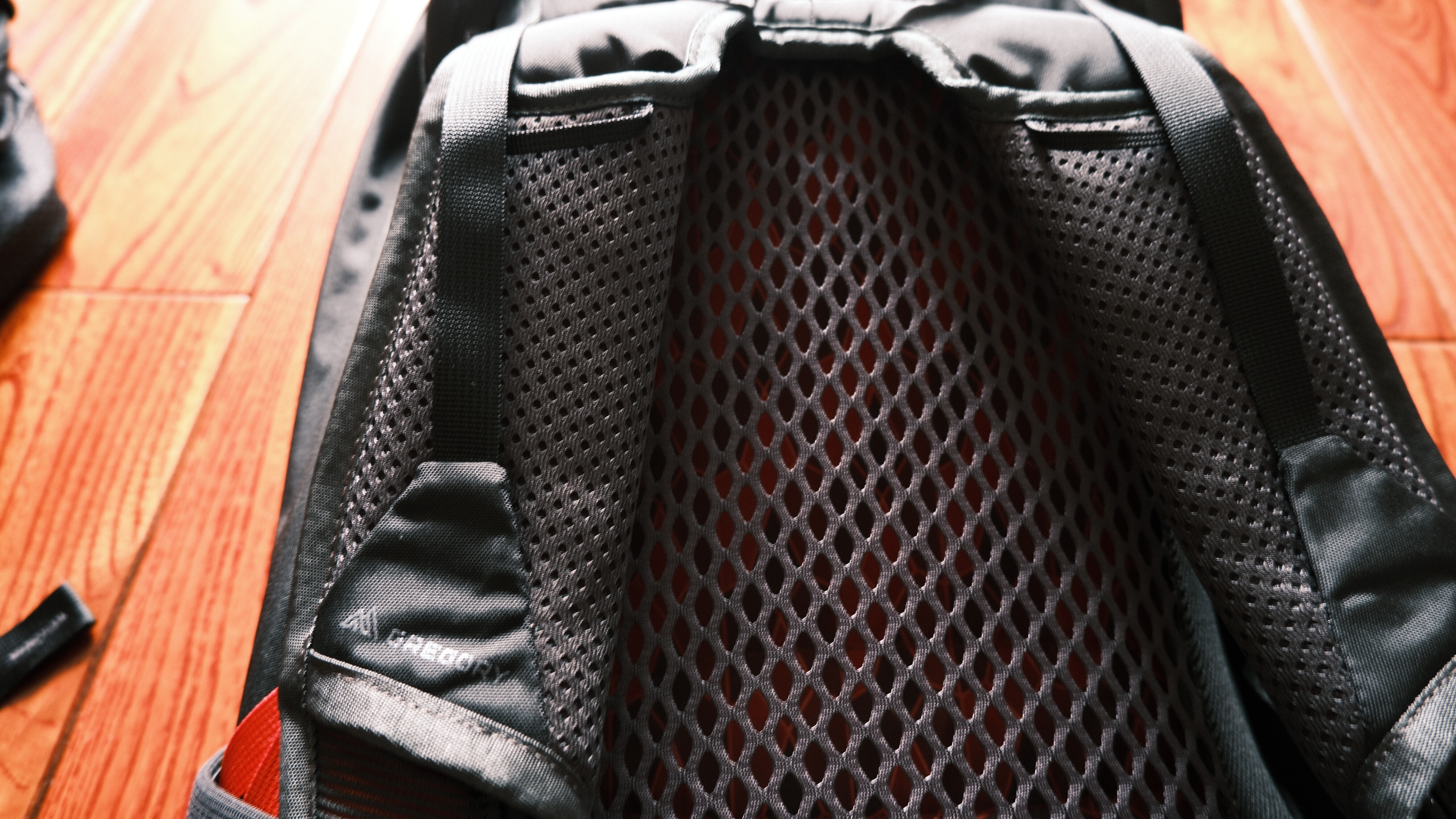 没有弹力带挂环稍逊一点