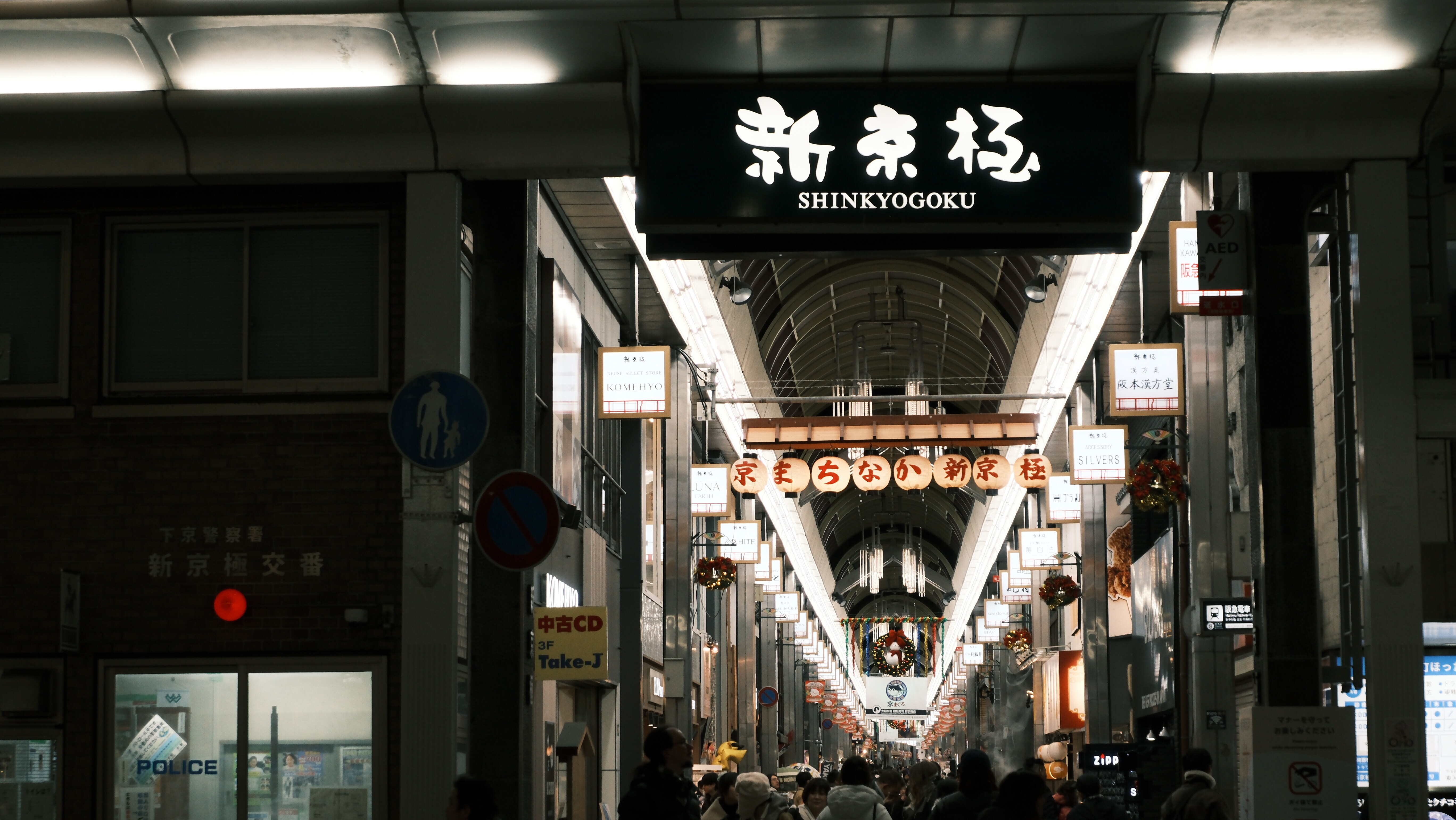 到了晚上人甚至更多了