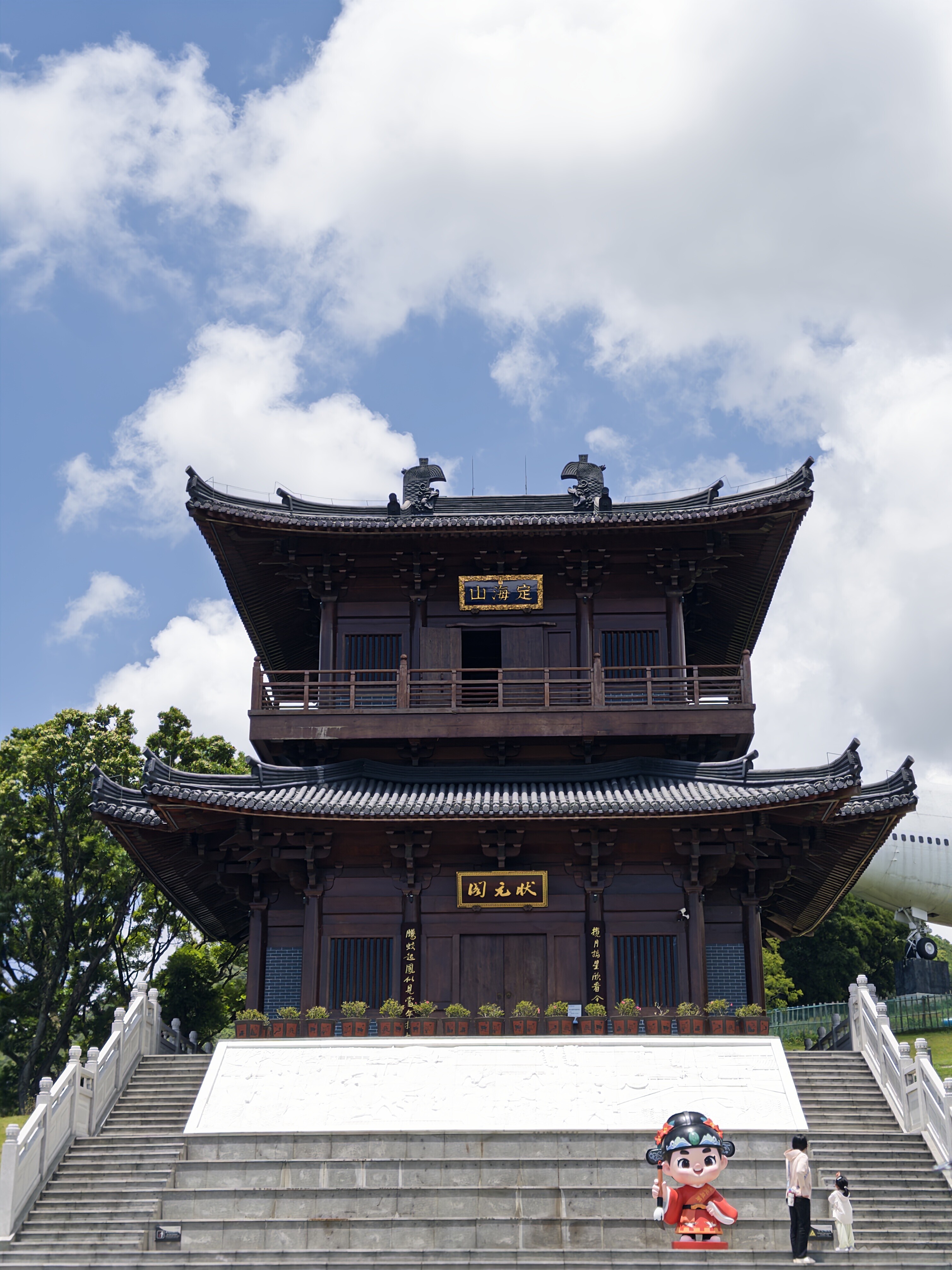 一旁就是状元阁