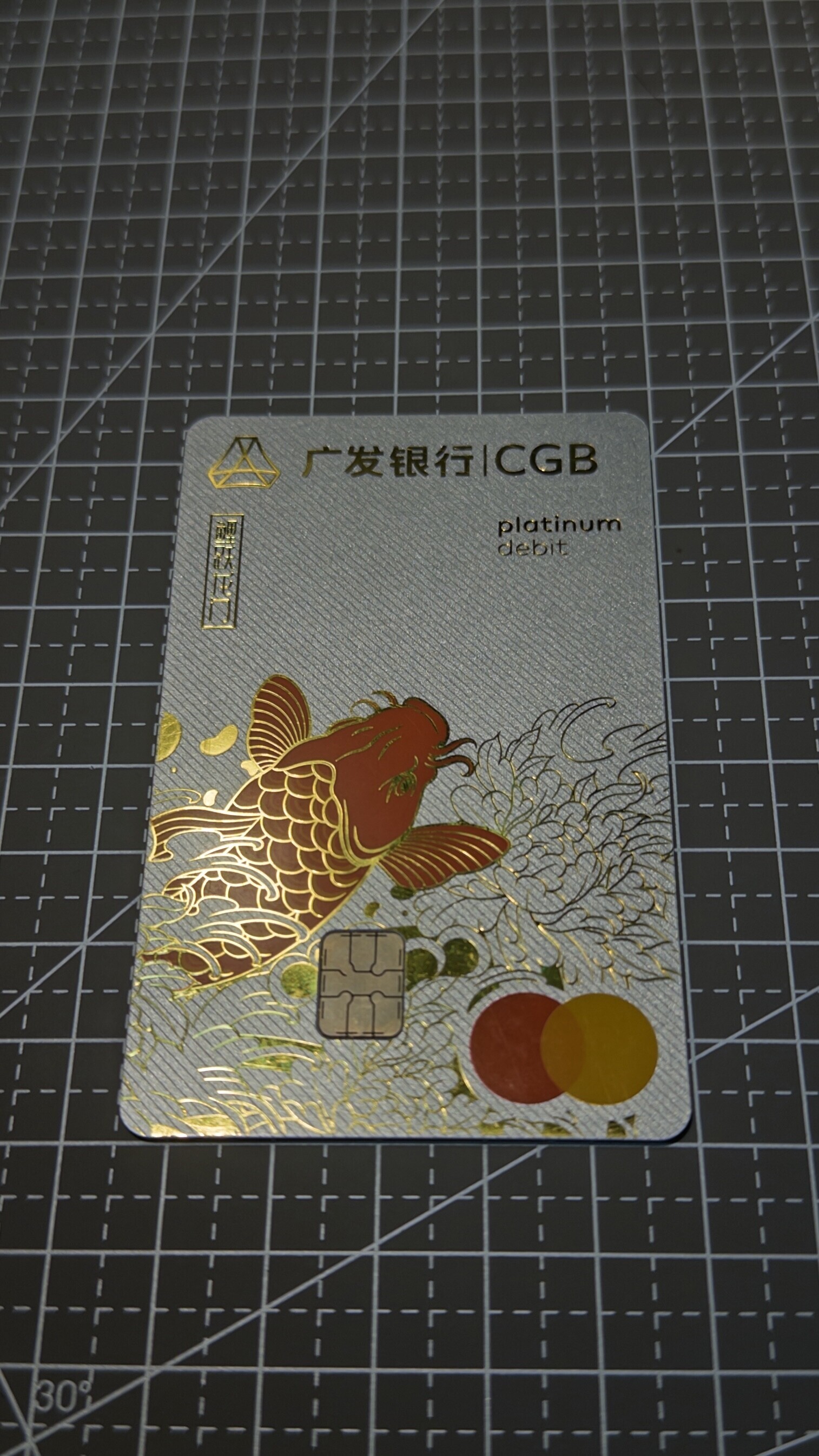 不是网上看到的白色，更偏向银色