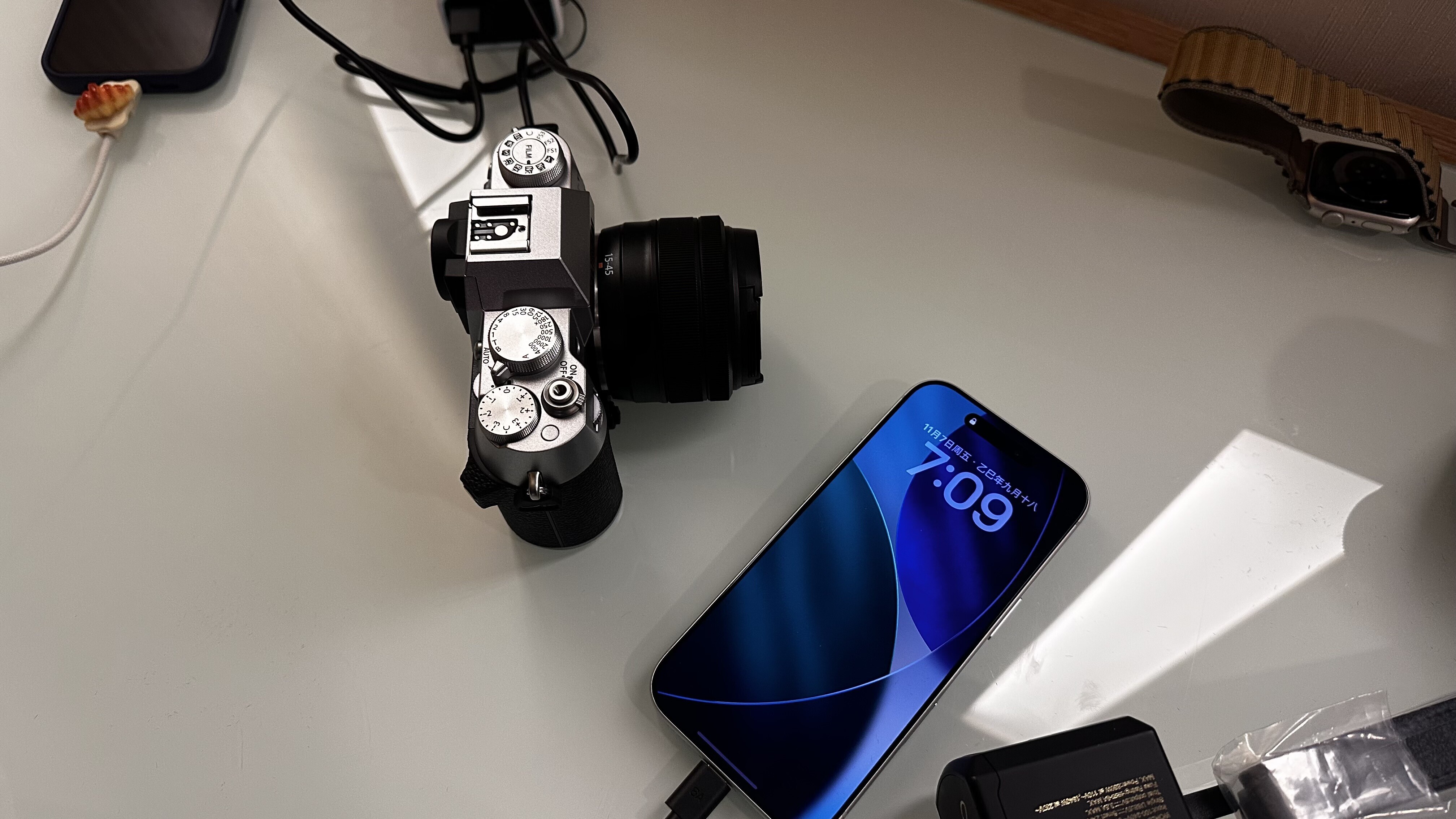 刚买到两台心仪的电子设备很兴奋