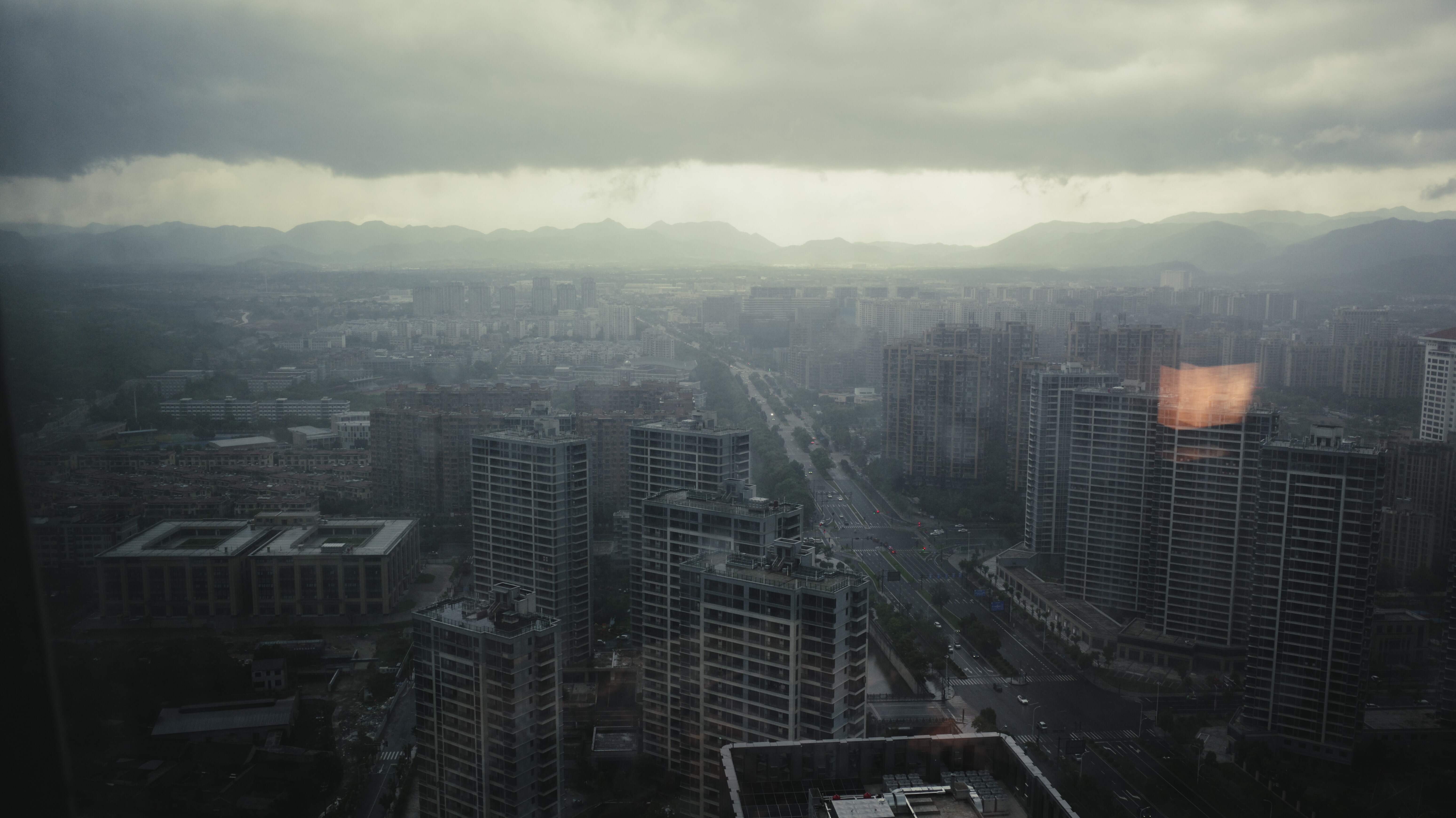 欣赏了一会儿城景，黑云压城下起了大雨。对面好多未交付的小区