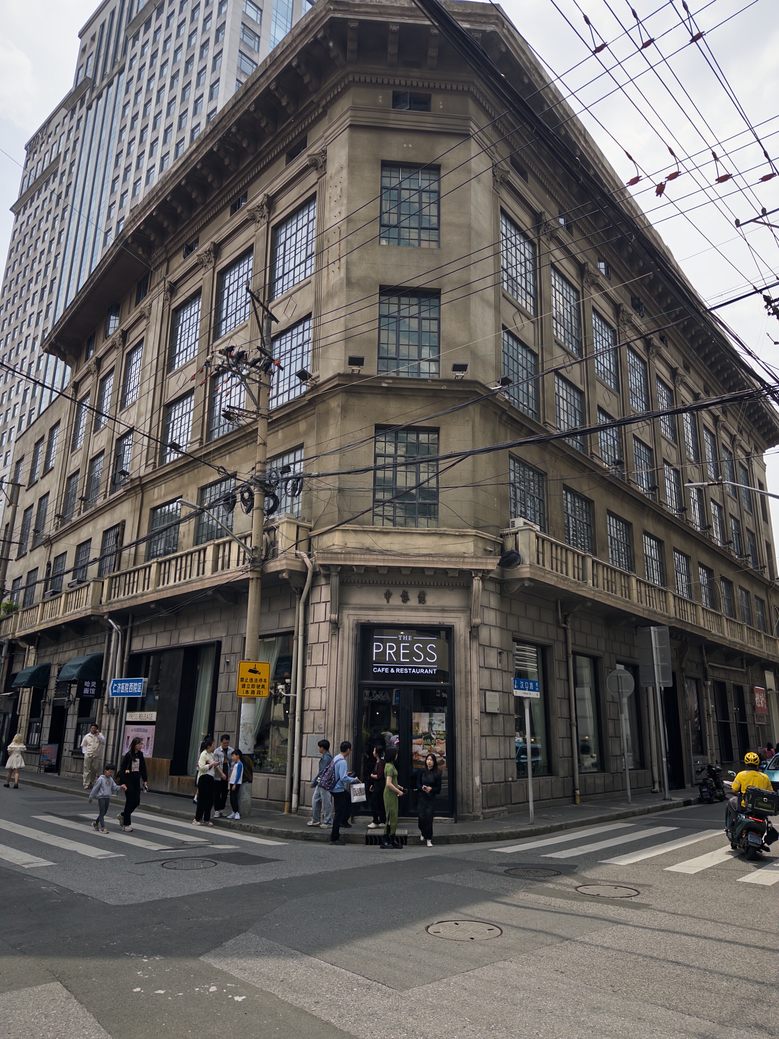 吃面时隔窗看着老建筑